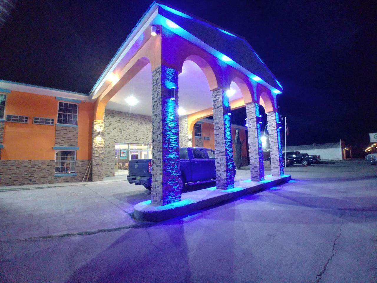 Alien Residence Inn Pecos Bagian luar foto